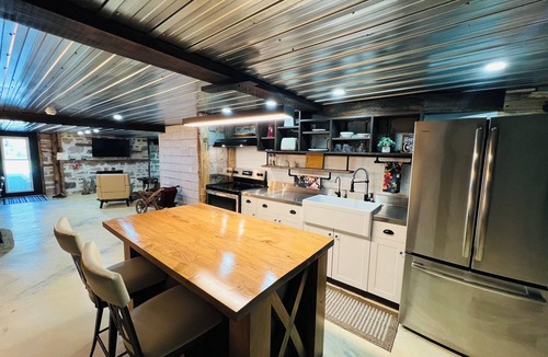 The Nation Apartment | Rustic River Ranch Loft in St-Albert ~ Pet friendly ~ Hot tub ~ Countryside