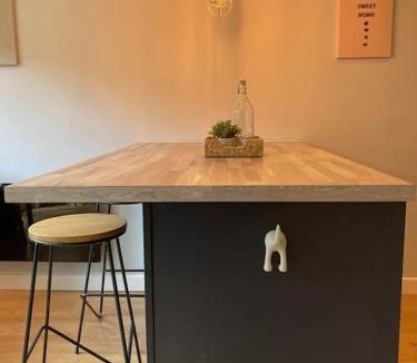 Dowanhill Apartment | Rustic Top Floor West End Pad With Balcony, Parking next to Byers Road, Aston Lane, Glasgow Uni