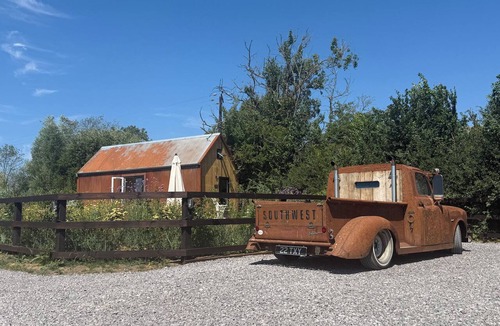 Ashton Keynes Cottage | RUSTWOOD MANOR, pet friendly, with a garden in Minety