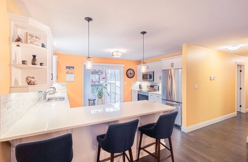 Grand Bend Cottage | Sandalwood Cottage | Hot Tub | Walk to Beach | Firepit | Grand Bend & The Pinery
