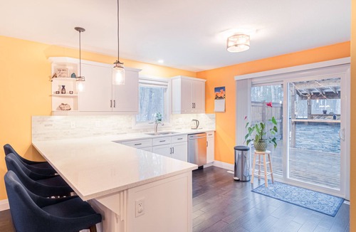 Grand Bend Cottage | Sandalwood Cottage | Hot Tub | Walk to Beach | Firepit | Grand Bend & The Pinery