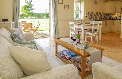 Saxmundham Apartment | Sanderling - sleeps 3 guests in 2 bedrooms