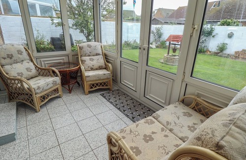 Withernsea House | SANDRINGHAM, pet friendly, country holiday cottage in Withernsea