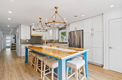 Crystal Beach Cottage | Sapphire Shores - Sparkling jewel - Hot tub, close to beach, sleeps 6