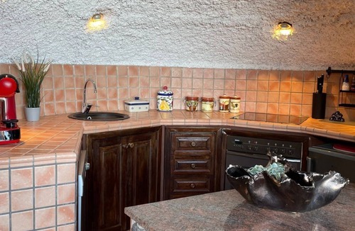 Macher House | Schlafen in einer vulkanischen Höhle by Interhome