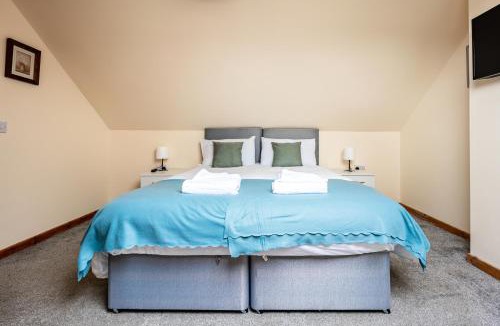 Larkhall Apartment | Scotia House -3 bed house in Larkhall with private driveway