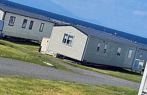 Ayr Ski Chalet | Seaside Caravan Retreat in Craig Tara