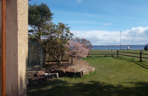 Fortrose Cottage | Seaside cottage by a sandy beach - dolphins, golf, near Inverness and Loch Ness