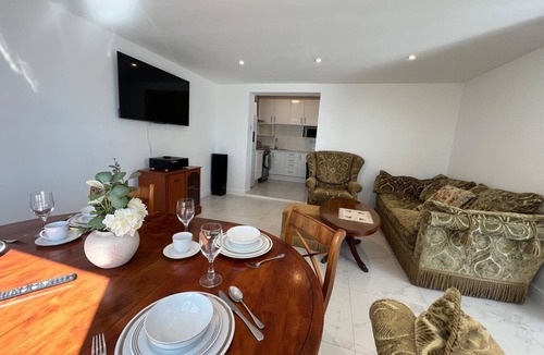 Onchan House | Seaview Apartment Onchan (5 mins from Douglas)- Sleeps 4, Fast WiFi