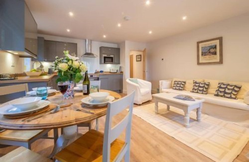 Colchester Cottage | Secluded cottage in pretty countryside with woods & walks - Bradleys Barn
