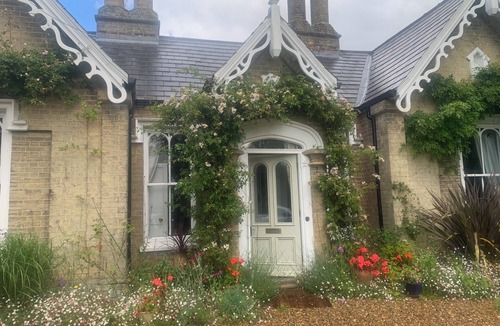 Rendham House | Secluded Victorian Gothic Cottage, pretty,garden, modern comforts. Beach 20 mins