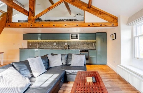 Sedbergh Apartment | Sedbergh Penthouse - KingBed - Tv - Wifi