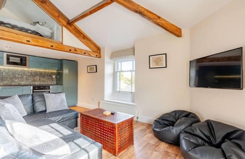 Sedbergh Apartment | Sedbergh Penthouse - KingBed - Tv - Wifi