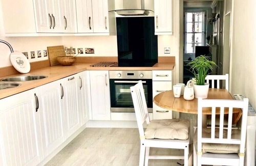 Poole House | * SEE OVER 170 AMAZING GUEST REVIEWS ON AIRBNB * Location * Location * Location