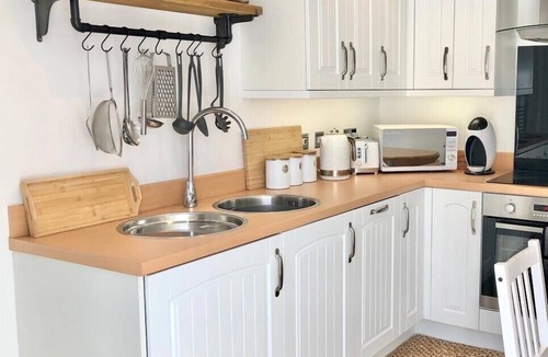 Poole House | * SEE OVER 170 AMAZING GUEST REVIEWS ON AIRBNB * Location * Location * Location