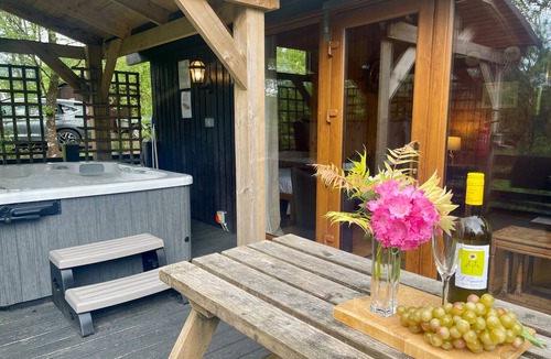Taynuilt Ski Chalet | Seil Log Cabin - sleeps 5 guests in 2 bedrooms