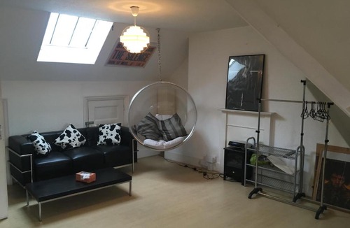 Edgware Apartment | Self contained 3 bed flat with your own front door, three double rooms, Sleeps six,fifteen pounds per night each