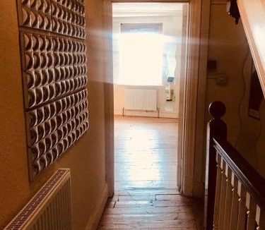 Edgware Apartment | Self contained 3 bed flat with your own front door, three double rooms, Sleeps six,fifteen pounds per night each