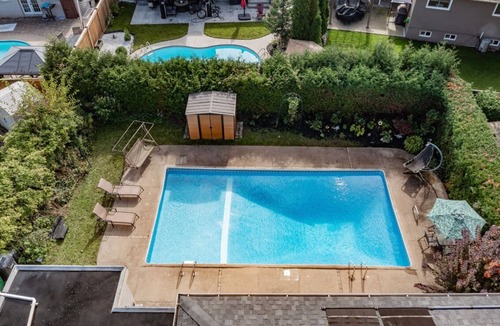 Brampton House | Serene 5BRM home. Pool and all-year hot tub. 17 minutes from YYZ.