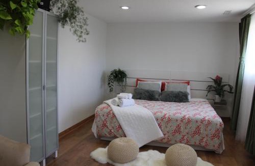 Bayview Woods - Steeles Apartment | Serene Don River Nature gateway- 3BR suite, Private Patio, Free Parking