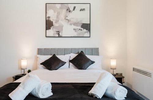 Leeds Apartment | Serene family-friendly apt - balcony & city views - Sleeps 8