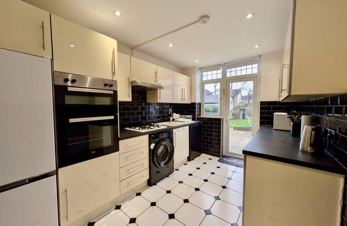 Redbridge House | Serene Retreat with Comfortable Interiors