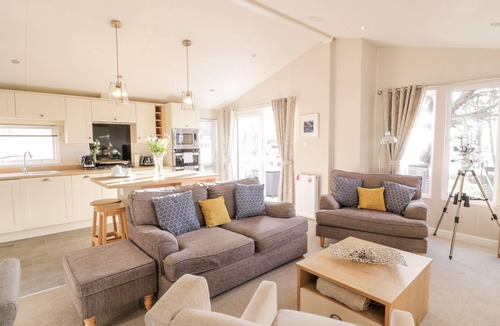 Wemyss Bay Cottage | SERENITY LODGE, family friendly, with a garden in Wemyss Bay