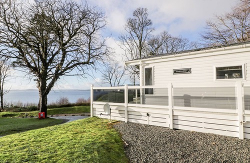 Wemyss Bay Cottage | SERENITY LODGE, family friendly, with a garden in Wemyss Bay