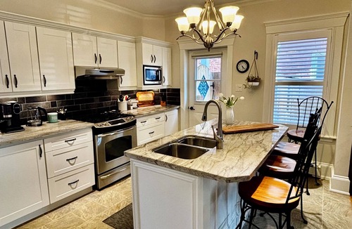 Peterborough House | Serenity on Lock| Family Retreat, Heated Pool & Games loft, steps to Little Lake