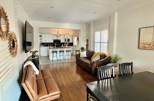 Peterborough House | Serenity on Lock| Family Retreat, Heated Pool & Games loft, steps to Little Lake