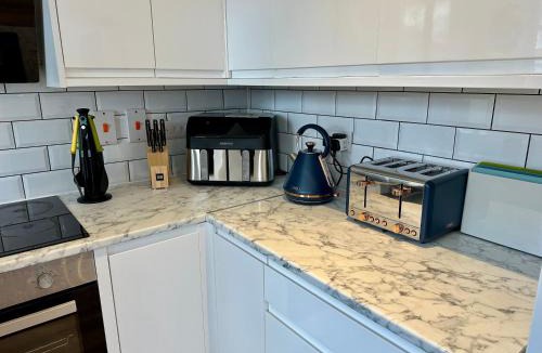 Bedford House | Serviced Accommodation, 3 Bed, allocated off road parking, Contractor Ready
