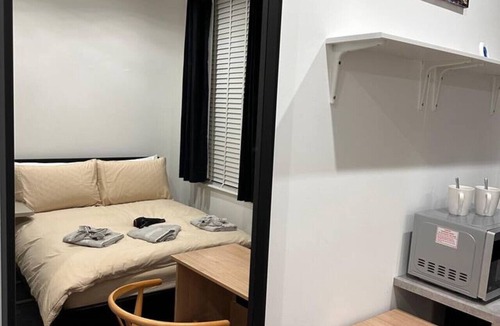 Cathedrals Cabin | Shard View Room central London