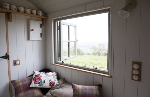 Kingston St Mary Cabin | Shepherd Hut with free Hot Tub, Wifi and Breakfast Hamper.