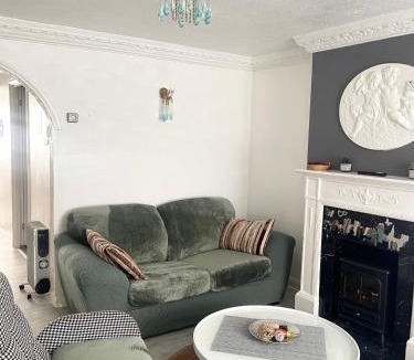 Chadwell Apartment | Shepherds House - Spacious 4 bedroom