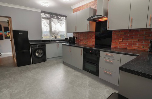 Stirling Cottage | SHOTTS COTTAGE, pet friendly, with a garden in Stirling