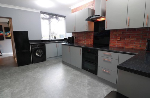 Stirling Cottage | SHOTTS COTTAGE, pet friendly, with a garden in Stirling