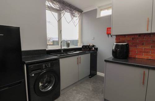 Stirling Cottage | SHOTTS COTTAGE, pet friendly, with a garden in Stirling
