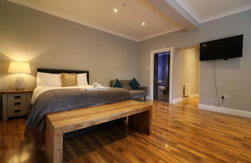 Airdrie Apartment | Signature - Linden Cottage Room 1