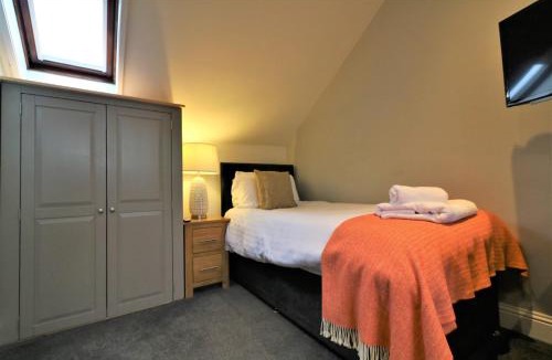 Airdrie Apartment | Signature - Linden Cottage Room 4