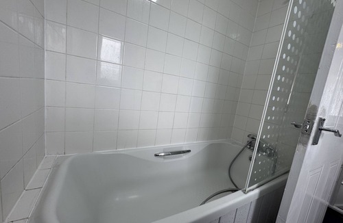 Luton Hostel | Single Bedroom Chic - Street View