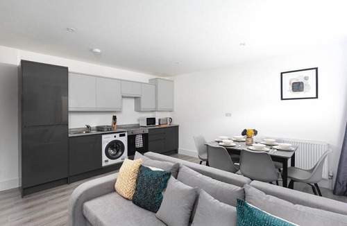 Enfield House | Skyvillion -Vineyard Court- Enfield 2-Bed w/Garden