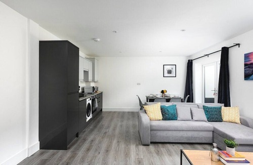 Enfield House | Skyvillion -Vineyard Court- Enfield 2-Bed w/Garden