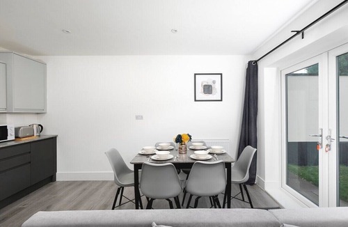 Enfield House | Skyvillion -Vineyard Court- Enfield 2-Bed w/Garden
