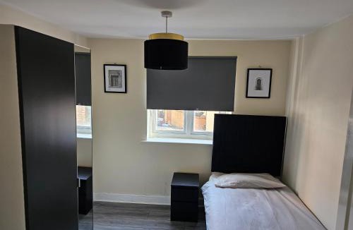 Purfleet Apartment | Sleek 4 bed Apartment with 2 bathrooms