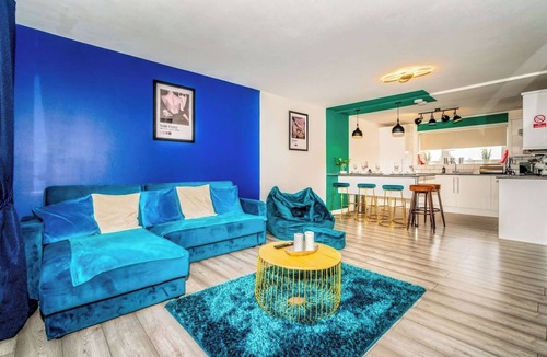 Greenock Apartment | Sleek and Stylish 3 Bed in Greenock - Sleeps 8