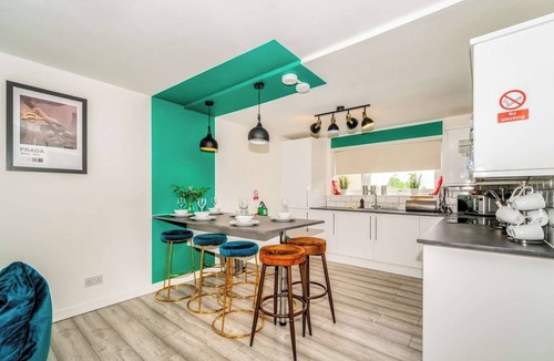Greenock Apartment | Sleek and Stylish 3 Bed in Greenock - Sleeps 8