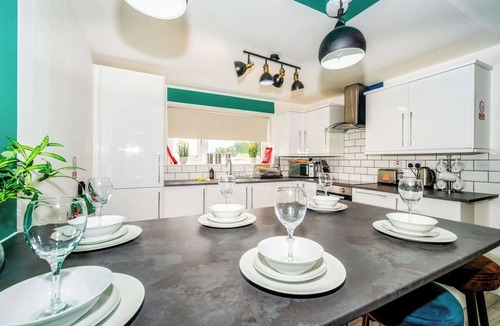 Greenock Apartment | Sleek and Stylish 3 Bed in Greenock - Sleeps 8