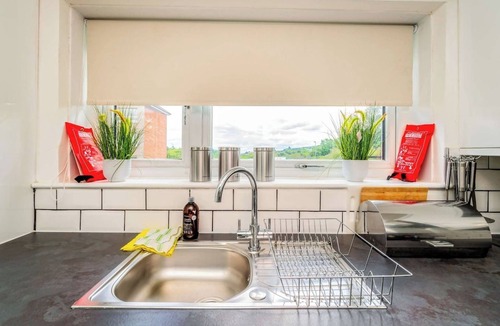 Greenock Apartment | Sleek and Stylish 3 Bed in Greenock - Sleeps 8