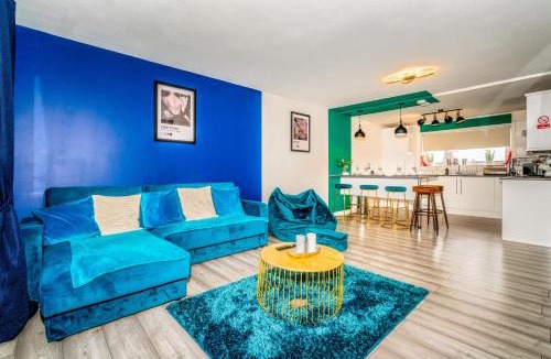 Greenock Apartment | Sleek and Stylish 3 Bed in Greenock - Sleeps 8