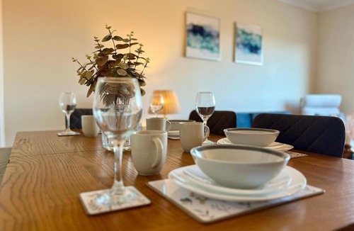North Glasgow Apartment | Sleek & Modern 2BR - Easy Access to City Centre
